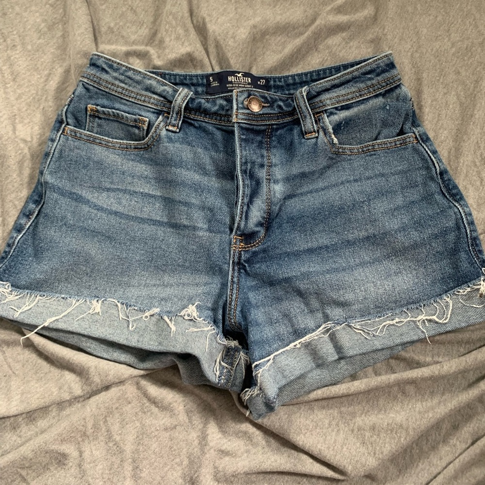 Hollister mom shorts size 27 light/medium wash